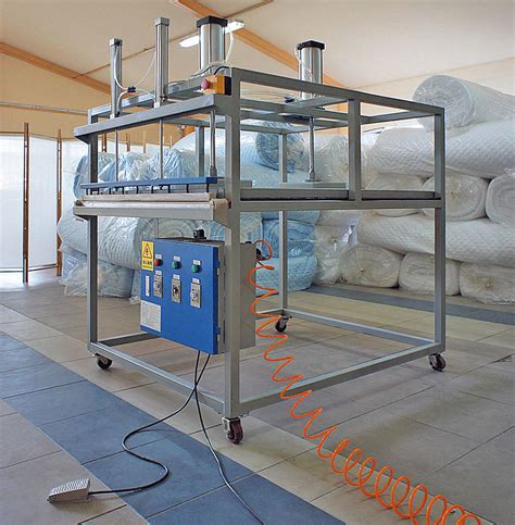 Vacuum pillow packing machine .